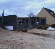 &ccedil;a prend forme (la maison Pierre dans le fond, avec 2 mois d'avance seulement)