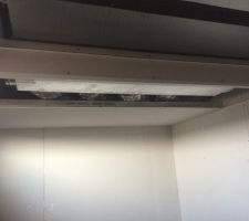 Installation d'un faux plafond à plaque pour accéder au module de chauffage.