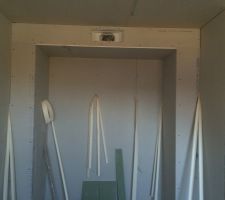 Encadrement des gaines de chauffage dans les chambres.
