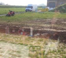 Terrain remis à plat, il restait un petit tas de terre, qqes godets ont atterris le long de la terrasse (~_ 15 qd même !), 4 ou 5 chez un voisin pour sa devanture, et le reste chez un autre voisin, merci à l'agriculteur du coin qui nous aide tous beaucoup pour les terrains !
