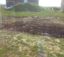 Terrain remis à plat, il restait un petit tas de terre, qqes godets ont atterris le long de la terrasse (~_ 15 qd même !), 4 ou 5 chez un voisin pour sa devanture, et le reste chez un autre voisin, merci à l'agriculteur du coin qui nous aide tous beaucoup pour les terrains !