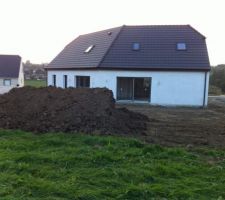 Pour rappel, voici le "petit" tas de terre qui restait derrière la maison, le "gros" de 100 M3 avait été évacué début septembre.