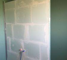 Derriere la cloison, la douche a l'italienne