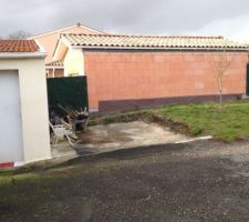 L'angle de la maison sera à 2M du garage