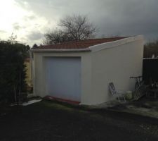 Le garage qui sera d&eacute;truit par la suite