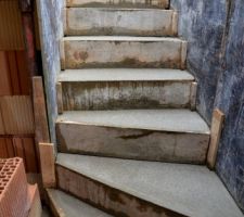 Escalier coulé, le béton est encore frais