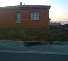 Avant enlèvement d'une partie des terres, régalage et installation d'enrochement
