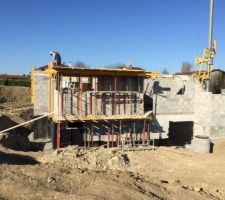 Préparation du coffrage pour le balcon de notre chambre