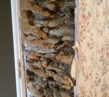 Porte de la cuisine pour aller &agrave; la future entr&eacute;e.
Le trou est fait, il faut poser l'ipn et combler la pierre