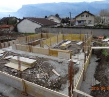 Elevation des murs du vide sanitaire avec coffrage pour faire du béton banché