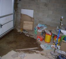 Quand il pleut une flaque d'eau se forme derrière la porte de garage.
