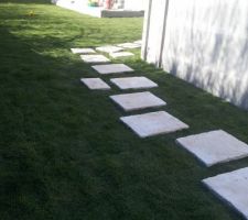 12/04/2015 - Chemin des dalles pour l'acc&egrave;s &agrave; la maison