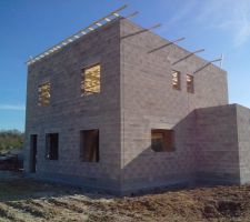 La charpente est pratiquement posée sur la maison