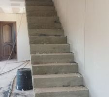 Isolation du rdc découpe du placo dans les escaliers