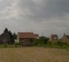 Voici une vue depuis le milieu de terrain en regardant vers le chemin d'acc&egrave;s