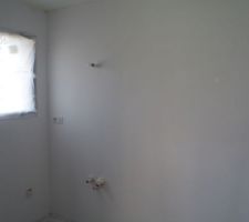 Sdb du bas : la fenêtre est légèrement plus près du mur que prévu (30 à 30 cm qd même), mais on fait le choix de la laisser ainsi, c'est finalement mieux car moins près de la douche