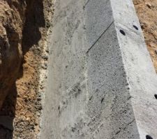 Deuxième couche de l'enduit de soubassement, ok ! Enfin pour les 2 premières rangées de parpaings, mais les plus dures ...!