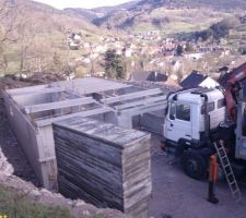 Les murs du sous-sol sont faits, le montage de la dalle se fait dans la foulée.