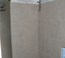 Salle d'eau parentale, reste une rang&eacute;e ...