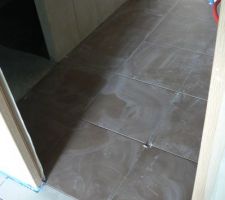 Finition du sol de l'entr&eacute;e de la salle d'eau parentale