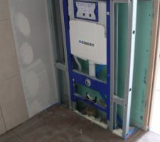 Salle d'eau parentale, finition des carreaux au sol