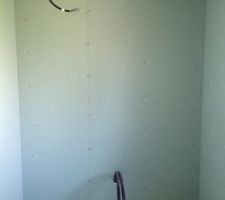 Mise en place des cloisons, &eacute;lectricit&eacute; et plomberie dans la salle de bain.