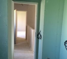 Mise en place des cloisons, &eacute;lectricit&eacute; salle de bain.