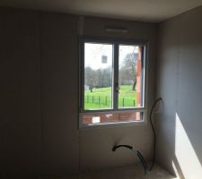 Mise en place des cloisons, électricité et plomberie chauffage sous fenêtre dans chambre.
