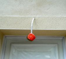 En dessous du rebord