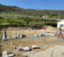 Les fondations ont été coulées hier et dès aujourd'hui, j'ai été surpris de voir le vide sanitaire commencé à monter.