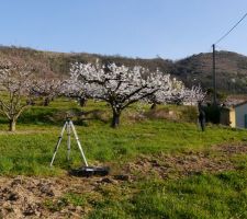 Afin de pr&eacute;parer le terrassement, le responsable du gros oeuvre est pass&eacute; sur le terrain avec le niveau laser ce matin. Nous faisons construire sur un vide-sanitaire, il va y avoir du boulot! D'autant plus que le terrain est un peu en pente.