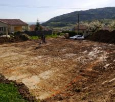 Nouvelle étape ce mardi matin, les fondations ont été tracées.
Nous visitons notre future maison.
Celles-ci seront creusées dans l'après-midi, mais je n'aurai pas la possibilité de me déplacer sur le chantier.