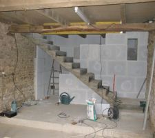 Apres coulé l'escalier donnant à l'étage , création de la cloison du dressing derrière l'escalier , en béton celulaire