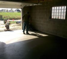 Dalle du garage coulée , quartz et résine avec hélicoptère en cours de finition