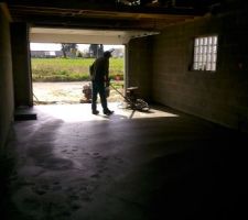 Dalle du garage coul&eacute;e , quartz et r&eacute;sine avec h&eacute;licopt&egrave;re en cours de finition