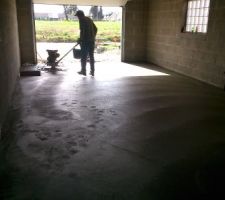 Dalle du garage coul&eacute;e , quartz et r&eacute;sine avec h&eacute;licopt&egrave;re en cours de finition