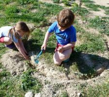 Un jardin pour les enfants : 
Début du futur cabanon fleuri...on trace un rond, on pioche la terre...
