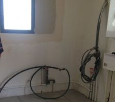 Carrelage posé dans la buanderie. Au passage, on voit le colmatage suite au déplacement de la fenêtre pour laisser la place à la PAC (dans l'angle à gauche du compteur et à droite de la fenêtre