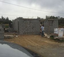 Après deux semaines de séchage, et surtout deux semaines de beau temps, l'élevation des murs a commencé milieu de cette semaine(semaine 16), à priori à vitesse grand V, merci beaucoup à la société de maçonnerie "VM construction" à Henri Fréville.