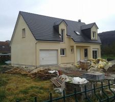 Tache sur cr&eacute;pis, cot&eacute; gauche de la maison. Je vous laisse appr&eacute;cier... on avait demand&eacute; uni...mais on a eu Bi color...