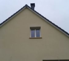 Coté droit de la maison. Ça peut encore aller.