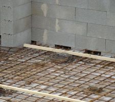 Preparation pour coulage beton.....

plos en beton mis de niveau pour poser les lattes de guidage de la regle......le tout fixé par un fil de fer.....