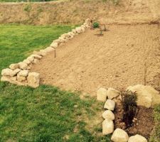 Creation d'un potager délimité par un petit muret de pierre ( granit rose). Au premier plan, des pivoines! 
Dans le jardin, de la mélisse, tomates et oignons! C'est un début b