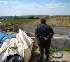 Dalle coulée en cours de prise.....

le chef de chantier / controleur des travaux finis fait son inspection....