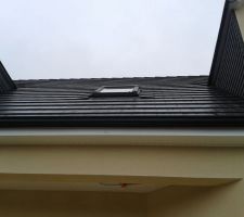 Voici notre fenêtre de toit parfaitement posée...si si les tuiles soulevées sur les cotés c'est normal... c'est pour l'aerodynamisme :)