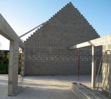 Le pignon droit en vue de de l'intérieur. Photo mercredi 15/04/2015.
les professionnels de MCT sont à féliciter pour leur travail!
Fin de l'élévation des murs.