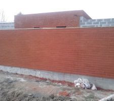 Joint rouge sur carport facade sud