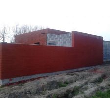 Enjoint rouge facade est sur carport et box