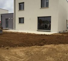 Égalisation de la terre autour de la terrasse..