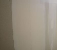 Placo et bande en dessous de la fenetre de chambre du rdc. J ai la meme chose au dessus et sur plusieurs menuiseries.